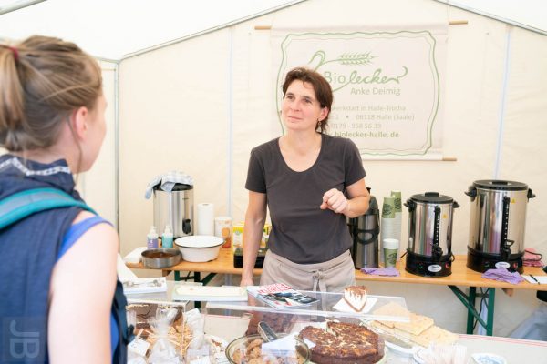 Anke Deimig verkauft auf dem sichtbar - Kunstmarkt frischen Kuchen, Kekse und Kaffee.