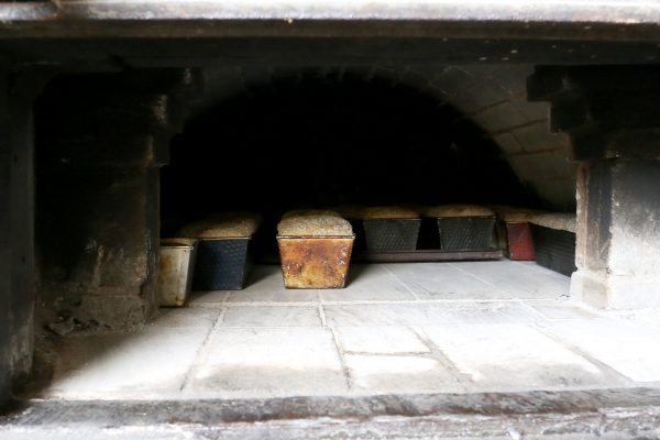 Ein Blick in den Ofen in dem Sauerteigbrotlaibe darauf warten gebacken zu werden.