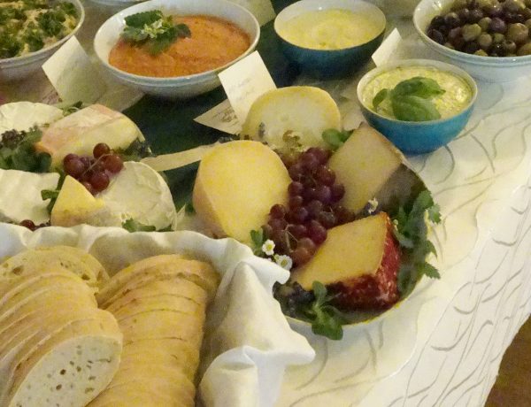 Detail eines Hochzeitsbuffets mit Hummus, Kräuterbutter, Frischkäseaufstrich, Oliven und natürlich frisches Baguette.