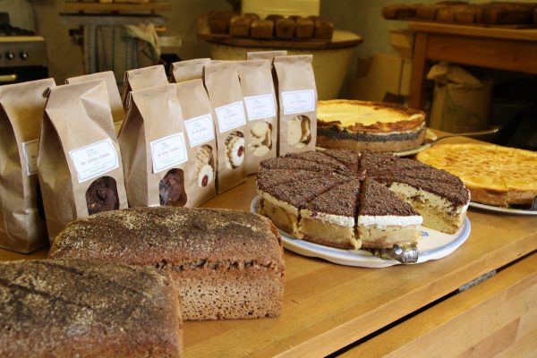 An den Backdonnerstagen bietet Anke Deimig ihr Brot-, Kuchen- und Kekssortiment an.